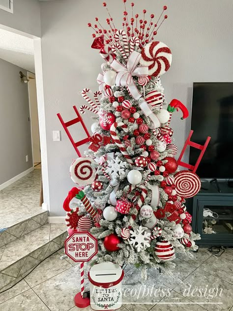 Candy Christmas Tree, Candy Cane Christmas Tree, Grinch Christmas Decorations, Gingerbread Christmas Decor, Christmas Tree Decorating Themes, Peppermint Christmas, Elegant Christmas Trees, Creative Christmas Trees, Christmas Tree Decorations Diy