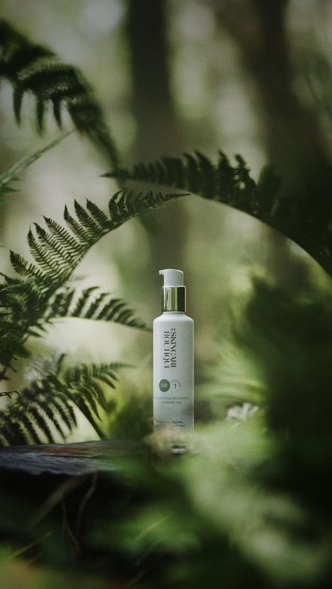 Pol O’Callaghan on LinkedIn: The idea was to create a warm, natural and cozy environment. It's safe to… 3d Product Visualization, Botanical Apothecary, Natural Cosmetics Brands, Typography Tutorial, Cozy Environment, Vfx Tutorial, Motion Graphics Tutorial, Retail Design Display, Brazilian Keratin