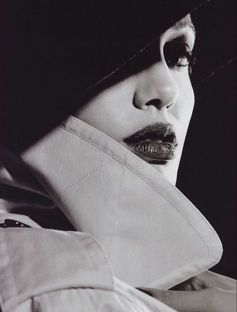 ru_glamour: Angelina Jolie - Michael Thompson Photoshoot Film Noir Photography, Michael Thompson, Fritz Lang, Foto Art, Jolie Photo, 인물 사진, White Photo, Angelina Jolie, Hollywood Glamour