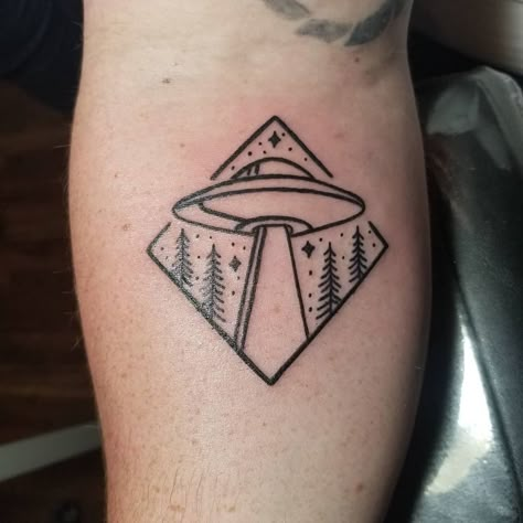 Space Line Art Tattoo, Edgy Line Tattoos, Aliens Exist Tattoo, Cartoon Alien Tattoo, Really Simple Tattoos, Cool Linework Tattoos, Vaporwave Tattoo Ideas, Thick Lined Tattoos, Tiny Alien Tattoo