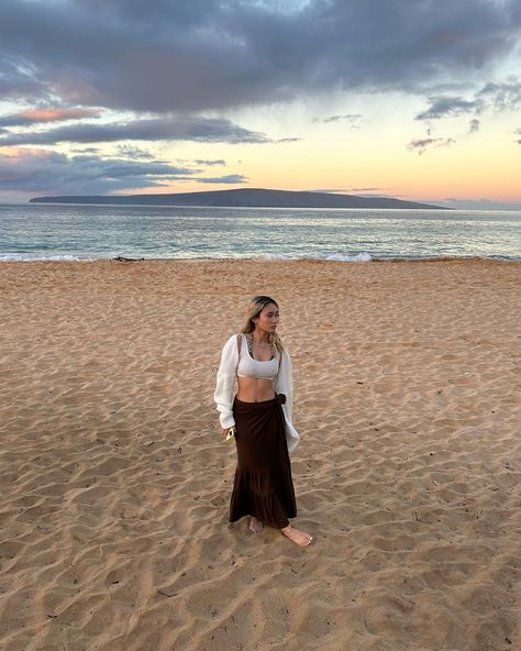 Long Brown Maxi Skirt Outfit, Brown Beach Outfit, Brown Maxi Skirt Outfit, Beach Skirt Outfit, Sunrise On The Beach, Brown Maxi Skirt, Brown Maxi Skirts, Maxi Skirt Outfit, Outside Lands