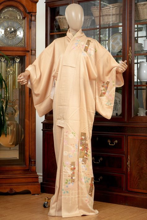 A Premium Class Vintage Homongi Kimono for Women in Light Peach Color with Contemporary Flower Design. Made of Silk Fabric. New old stock. Mint vintage condition. SIZE Length: 150 cm Sleeve and Shoulders Width: 65 cm Sleeve Depth: 49 cm Armpit to Armpit Width: 62 cm GAUGE: Medium TEXTURE: Soft Please keep in mind that female Kimonos are supposed to be long. You will need to tie and adjust the fit to your size with obi belt. Due to the nature of being a vintage textile product, the item might com Light Peach Color, Luxury Textiles, Chino Hills, Silk Outfit, Vintage Textile, Obi Belt, Silk Robe, Vintage Kimono, Light Peach