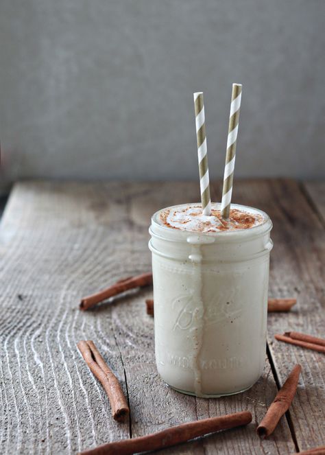 Spicy Vanilla Chai Milkshake Vanilla Shakeology Recipes, Vanilla Shakeology, Resep Smoothie, Vanilla Marshmallows, Milkshake Recipe, Vanilla Chai, Smoothie Shakes, Non Alcoholic Drinks, Frozen Treats