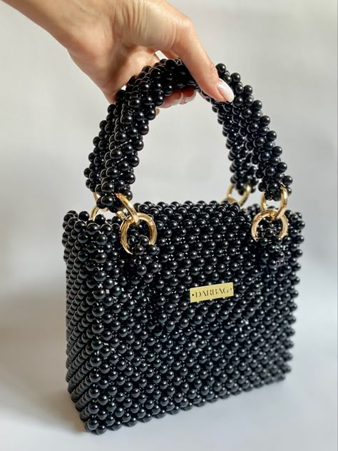 Сумки з намистин Black Beaded Bag, Canvas Bag Diy, Hand Beaded Bag, Pretty Jewelry Necklaces, Bead Weaving Tutorials, Crystal Bags, Diy Bracelets Patterns, Pearl Bag, Beaded Jewelry Tutorials