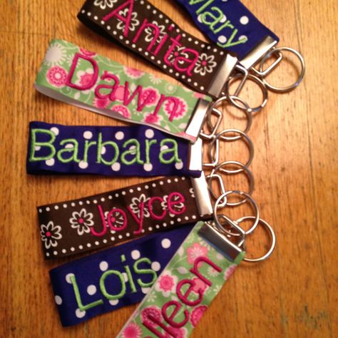 Monogrammed ribbon keychains Crafty Diy, Learn To Sew, Key Fob, Felt Crafts, Handmade Crafts, Ribbon, Monogram, Personalized Items, Embroidery