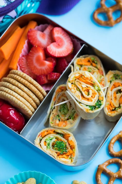 Healthy Veggie Tortilla Rollups - Peas And Crayons Veggie Tortilla, Tortilla Rollups, Sandwich Vegetarian, Kotak Bento, Vegetarian Sandwich Recipes, Healthy Hummus, Healthy Packed Lunches, Plats Healthy, Healthy Veggie