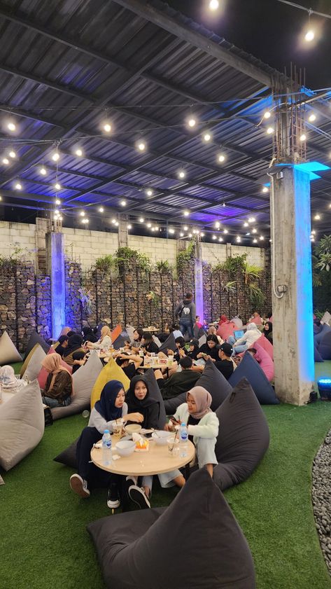 Cafe Lesehan, Roof Top Cafe, Outdoor Restaurant Patio, Pizzeria Design, Food Park, Rooftop Design, Restaurant Patio, Gym Interior, Community Space