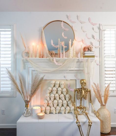 Skull Fireplace, Boho Halloween Decor, Neutral Halloween Decor, Halloween Entryway, Neutral Halloween, Halloween Mantle Decor, Diy Skulls, Halloween Living Room, Halloween Tablescape