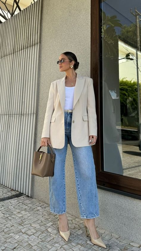 Creamy Blazer Outfit, Vanilla Blazer Outfit, Beige Blazer And Jeans Outfit, Tuesday Office Outfit, Outfits Blazer Beige, Light Beige Blazer Outfit, Modern Classy Outfits, Outfit Con Blazer Beige, Creme Blazer Outfit