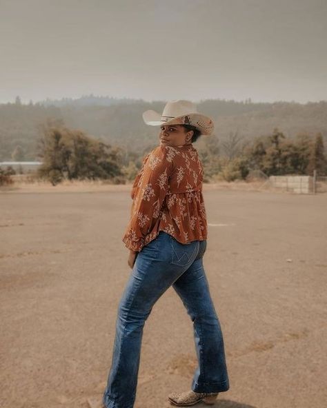 —@lyriqballinger - I’m a bring the good time home to you. #samhunt #samhuntmusic #country #confident #cowgirl #wranglerjeans #wrangler #sharewithwrangler Womens Trouser Jeans, Retro Jeans, High Rise Bootcut Jeans, Winter Styles, Country Women, Floral Jeans, Corduroy Jeans, Wrangler Jeans, Dark Wash Denim