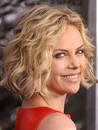 Choppy Bob Hairstyles5 Spiral Perm Short Hair, Loose Spiral Perm, Kręcony Bob, Fine Wavy Hair, Loose Wave Perm, Trendy We Fryzurach, Spiral Perm, Short Permed Hair, Tan Skin Blonde Hair