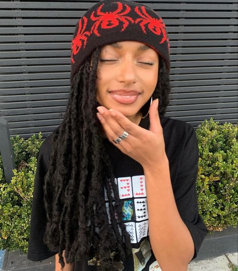 Braids With Beanie, Braids With Hat, Lame Cobain, Beanie Hairstyles, Cartoon Spider, Kpop Y2k, Vintage Beanie, Afro Braids, Dreads Girl