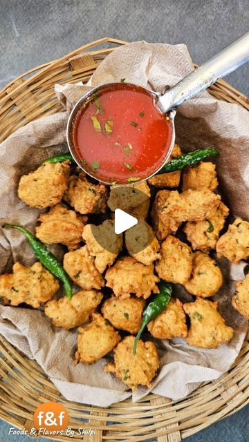 Dal Wada, Wada Recipe, Desi Snacks, Chilli Chutney, Rajasthani Food, Red Chilli, Food Cooking, Chutney, Desi