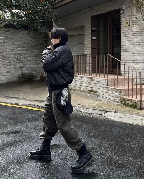 Streetwear Combat Boots, Street Goth Mens, Mens Techwear Outfit, Black Boots For Men Outfit, Cargo Pants With Boots Men, Cargo Mens Outfit, Cargo Pants And Boots Outfit Men, Mens Dark Outfits, Biker Fits Men