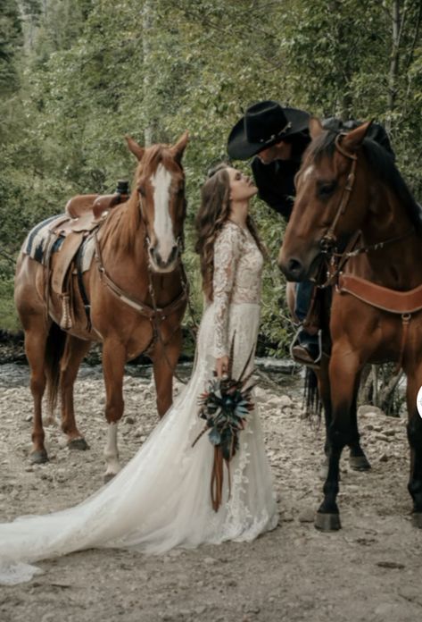 Bride With Horse, Western Groom, Boho Western Wedding, Cowboy Groom, Country Wedding Pictures, Wedding Ranch, Western Bride, Wedding Horse, Cowgirl Bride