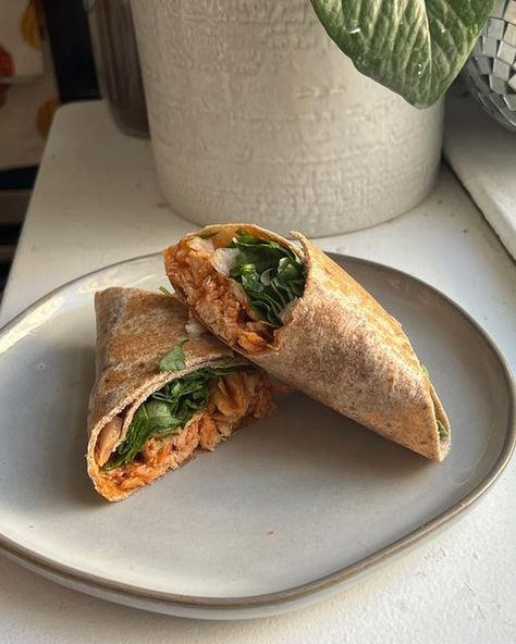 Chicken Wrap Aesthetic, Wrap Aesthetic Food, Healthy Buffalo Chicken Wraps, Chicken Aesthetic Food, Wraps Aesthetic, Chicken Spinach Wrap, Essen Aesthetic, Sides Chicken, Wrap Aesthetic