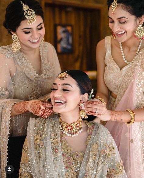 Pose For Bridesmaid, 3 Sisters Poses For Wedding, Poses With Sister Wedding, Bridal Photoshoot With Bridesmaid, Bride And Sister Pictures Cute Ideas, Bride Sister Pictures, Bride With Bridesmaids Pictures Indian, Bride With Friends Photoshoot, Bridesmaid Poses With Bride Indian