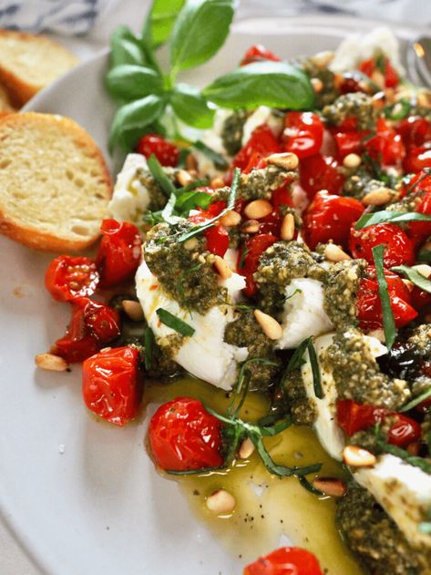 Burrata Appetizer Christmas, Pesto Appetizer Recipes, Baked Burrata Appetizer, Appetizers With Burrata Cheese, Baratta Cheese Appetizers, Buratta Appetizer Cold, Burrata Caprese Appetizer, Burrata Recipe Appetizers, Pesto Crostini Appetizers