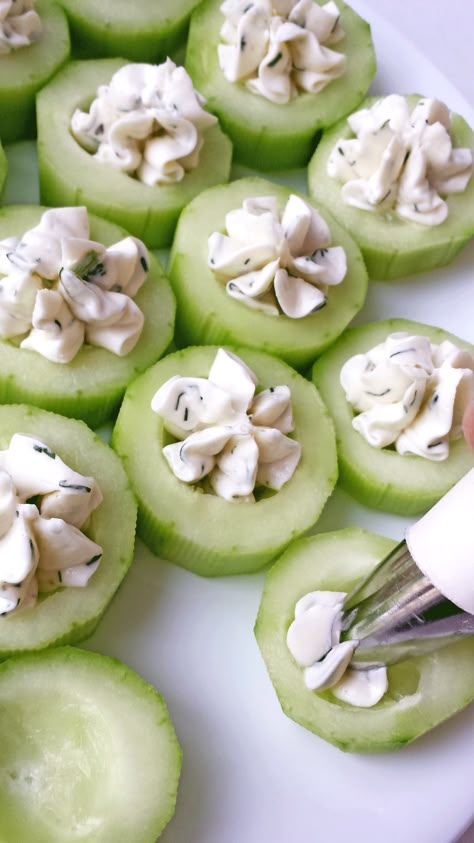 Cucumber Bites Appetizers Cucumber Bites Appetizers, Cucumber Bites, Appetizer Bites, Finger Food Appetizers, Snacks Für Party, Party Food Appetizers, Best Appetizers, Party Snacks, Yummy Appetizers