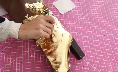 Here, I’m going to show you some DIY boots with metal leaf that will create a liquid gold finish. Follow along as we upcycle a pair of basic boots and add some gold to them! Shoe Upcycle Diy, Painted Boots Diy Ideas, Painted Leather Boots, How To Make Boots, Diy Boots, Upcycle Shoes, Gold Ankle Boots, Diy Foil, Boots Diy