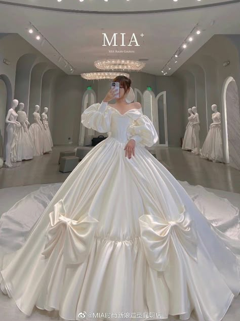 Wedding Dresses Extravagant, Dresses Extravagant, Extravagant Wedding Dress, Big Ball Gowns, Right Wedding Dress, Ball Gowns Fantasy, Sleeve Wedding Gowns, Extravagant Wedding Dresses, Big Wedding Dresses