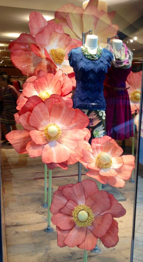 . Spring Window Display, Display Visual Merchandising, Decoration Vitrine, Store Window Display, Lady Luxury, Store Window Displays, Window Display Design, Spring Window, Folding Origami