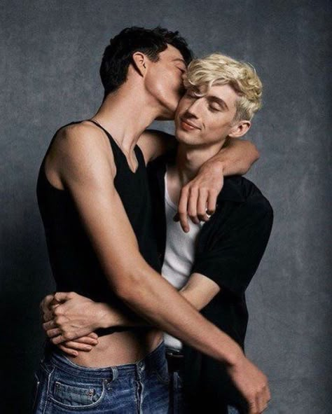 Troye Sivan Boyfriend, Couple Poses Reference, Photographie Portrait Inspiration, Gay Aesthetic, Men Kissing, Lgbt Love, Human Reference, Troye Sivan, Human Poses Reference