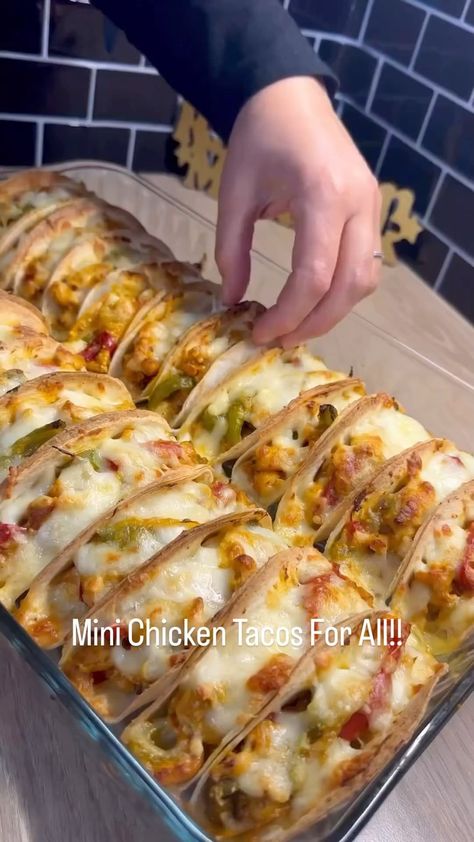 FusionForks | Mini Chicken Tacos For All!!😋😋👌👌✨✨ | Instagram Mini Tacos Recipe, Mini Taco Appetizer, Mini Chicken Tacos, Taco Appetizers, Mexican Entrees, Mini Tacos, Chicken Taco Recipes, Catering Ideas Food, Easy Healthy Meal Prep