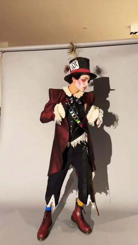 Mad Hatter Cosplay Men, Mad Hatter Costume Male, Mad Hatter Makeup Men, Mad Hatter Costume Men, Mens Mad Hatter Costume, Tim Burton Halloween Costumes, Halloween Mad Hatter, Mad Hatter Outfit, Mad Hatter Makeup