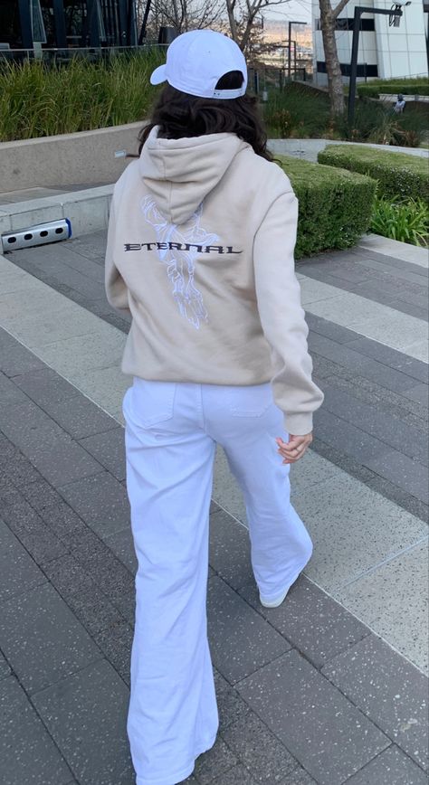 Anastasia Sweatpants Outfit, Sweat Pants Outfits, Beige And White Outfit, Anastasia Sweatpants, White Outfit Ideas, Sweatpants Outfit, Pants Outfits, White Outfit, Sweat Pants