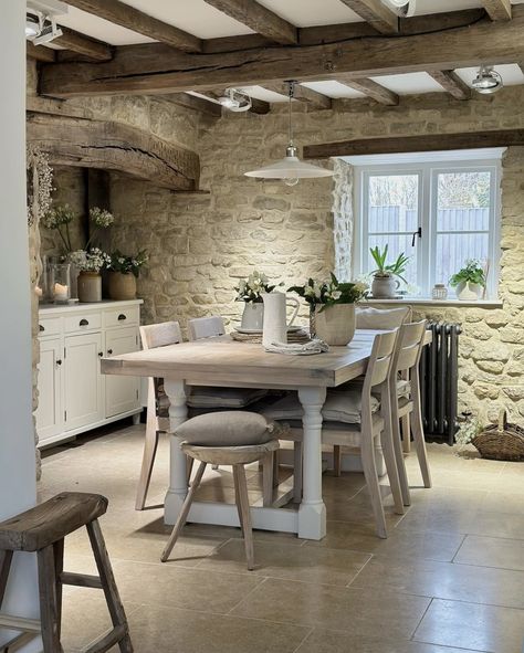 Cottage House Interior, Cottage Dining Rooms, Country Interior, Cottage Interiors, Stone Walls, Farmhouse Interior, Farmhouse Dining Room, Cottage Living, Home Fashion