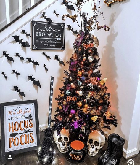 Hocus Pocus Christmas Tree, Hocus Pocus Tree, Halloween Themed Decorations, Witch Themed Halloween, Hocus Pocus Decor, Hocus Pocus Halloween Decor, Hocus Pocus Decorations, Nightmare Before Christmas Decor, Witchy Christmas