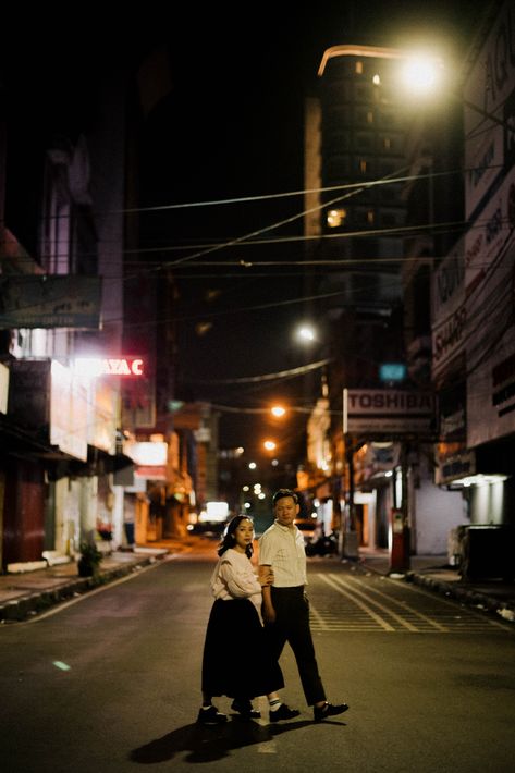 Wedding Night Picture Ideas, Night Wedding Photography Outdoor, Retro Prenup Shoot, Prenup Night Shoot, Pre Wedding Night Shoot, Night Photography Couple, Night Street Couple Photoshoot, Couples Night Photography, Night Prewedding Photography