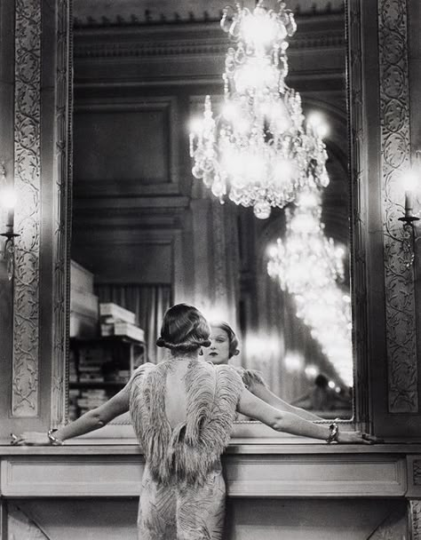 This Alfred Eisenstaedt picture was taken in Paris in 1932. It depicts a model gazing into a large mirror. #AlfredEisenstaedt #Photography #History #Fashion Roaring 20s Aesthetic, 20s Aesthetic, 1920s Aesthetic, Alexander Rodchenko, Carlos Castaneda, Roaring 20, Chimamanda Ngozi Adichie, Alfred Eisenstaedt, Antony Gormley