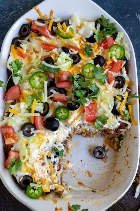 This Low Carb Taco Casserole Recipe is the perfect dinner idea for anyone trying to eat low carb or Keto. A satisfying meal that is quick, easy and nutritious. Make rice to serve on the side and this will be a family favorite weeknight dinner! #tacotuesday #tacorecipes #tacocasserole #ketorecipes- low carb califlower recipes - low carb recipies - recipes low carb - keto dinner - clean keto recipes Low Carb Califlower Recipes, Low Carb Taco Casserole, Baked Meals, Pork Crockpot, Recipes Broccoli, Low Carb Taco, Cena Keto, Keto Casseroles, Abs Diet