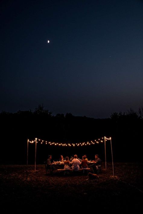 Under The Stars Birthday Party Ideas, Fairy Light Dinner Party, Outdoor Night Party, Stars Party Ideas, Simple Backyard Party, Summer Dinner Party Aesthetic, Under The Stars Party, Party Under The Stars, Dinner Under The Stars