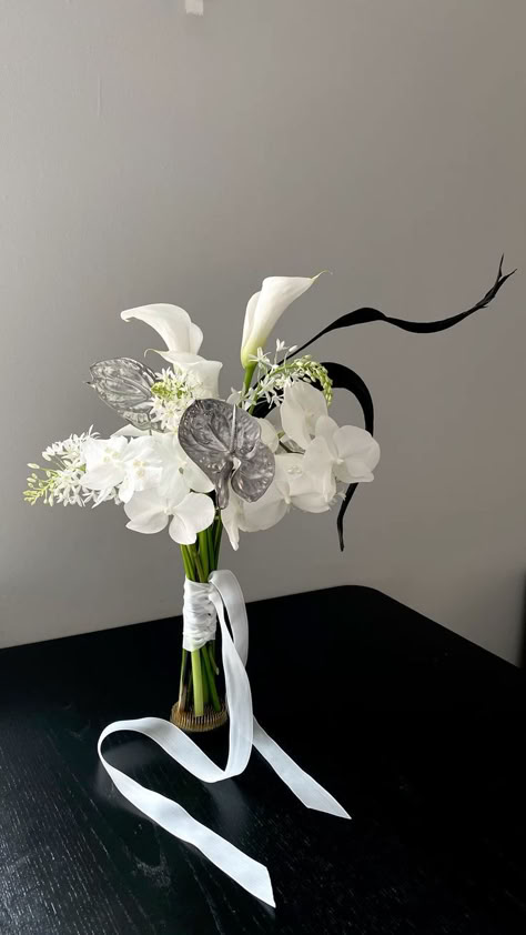 Elegant wedding bouquet, white calla lilies in a wedding bouquet, minimalist bouquet with white flowers, minimalist wedding, wedding bouquet ideas, wedding decoration inspiration, wedding bouquet with silver flowers, aesthetic photos, minimalist aesthetics Flower Bouquet Minimalist, Black And White Wedding Bouquet, Wedding Bouquet Minimalist, Minimalist Decor Wedding, Flowers Bouquet Aesthetic, Minimalist Bouquet, Wedding Decor Minimalist, Wedding Flower Types, Silver Bouquet