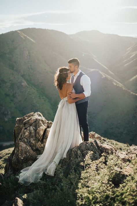 Breath-taking Mountain Wedding Photo Ideas Colorado Mountain Elopement, Mountain Wedding Photos, Leanne Marshall, Mountain Top Wedding, Organza Wedding, Dresses Boho, Colorado Mountain, Mountain Elopement, Bridal Headpiece