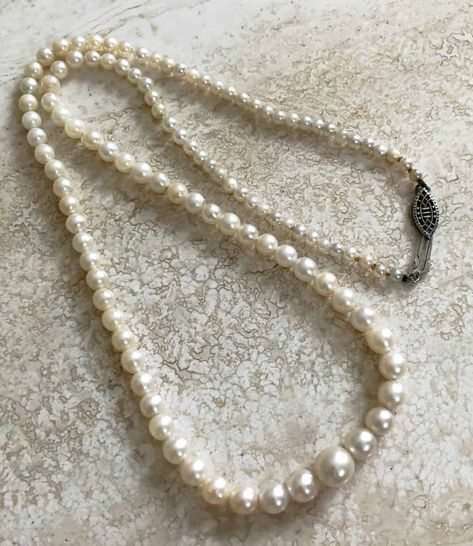 Tshirt And Pearl Necklace Outfit, Repurpose Pearl Necklace Ideas, Trending Necklaces 2023, Outfits With Pearl Necklace Casual, Modern Pearl Jewelry Necklace, Pearl Necklace Stack, Pearl Necklace Outfit, Vintage Pearl Jewelry, Modern Pearl Jewelry