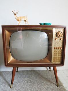 Old black and white TV sets of the 50's/60's.. 3 channels and outdoor antenna or rabbit ears wrapped with aluminum foil. I was about 10 yrs. old before we got one. Similar to this one best I can remember. Mid Century Cabinet, Vintage Knick Knacks, Outdoor Antenna, Prop House, White Tv, Vintage Television, Television Set, Tv Set, Tv Sets