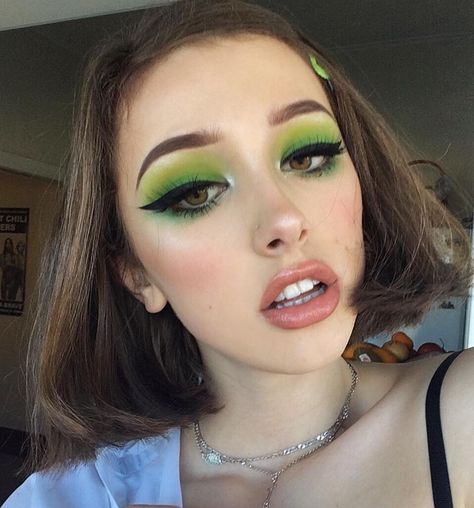 Pinterest: @namchaz 🇳🇵 Makeup Verde, Green Eyeshadow Look, Maquillage On Fleek, Bright Makeup, Fall Makeup Looks, Smink Inspiration, Green Makeup, Green Eyeshadow, Edgy Makeup