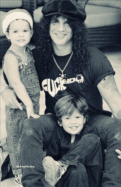 Slash and his really cute kids (luv the tshirt) Slash 90s, Slash Gnr, Funny Cartoon Photos, Axl Rose Slash, Saul Hudson, Star Family, Rock And Roll Bands, Nikki Sixx, Axl Rose