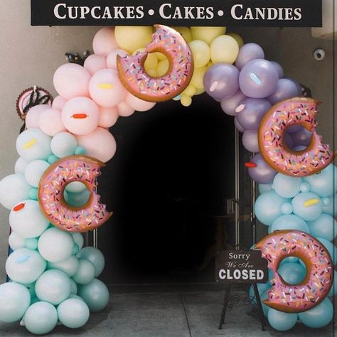 Donut Balloon Arch, Baby Shower Balloon Decor, Donut Theme Party, Candy Theme Birthday Party, Donut Themed Birthday Party, 2nd Birthday Party For Girl, Grown Up Parties, 1st Birthday Party For Girls, Birthday Donuts