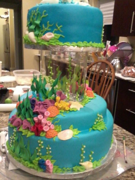 coolest "under the sea" themed cake! Apparently that's a small fish tank under the top layer that you can actually fill with water & live fish Source: Danamopo Ocean Wedding Cake, The Little Mermaid Cake, Sirenita Cake, Little Mermaid Birthday Cake, Little Mermaid Cake, Ariel Cake, Sea Cake, Ocean Cakes, Little Mermaid Cakes