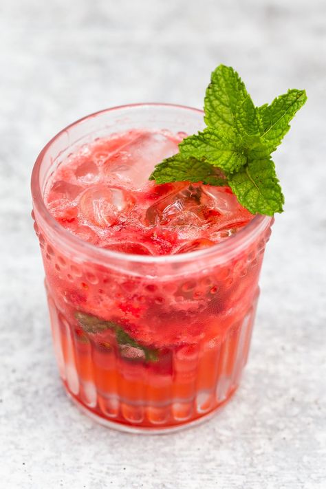 Virgin Strawberry Mojito, Strawberry Mojito Mocktail, Nonalcoholic Drink, Easy Mocktails, Virgin Drinks, Mojito Mocktail, Virgin Mojito, Strawberry Mojito, Strawberry Drinks