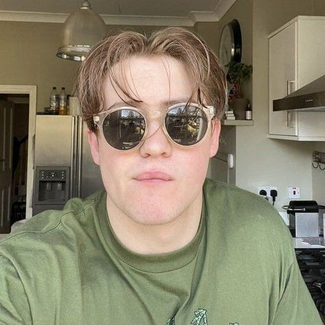 Kit Connor Icons, Heartstopper Icons, Nick Nelson, Lipstick Stain, Belek, Kit Kat, Future Boyfriend, Green Aesthetic, Round Sunglass Men