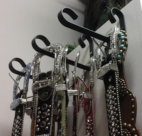 Western Belt Display, Belt Hanging Ideas, Diy Belt Hanger, Belts Storage Ideas, Belt Holder Ideas, Belts Organization, Belt Hanger Ideas, Belt Storage Ideas, Belt Organization Ideas