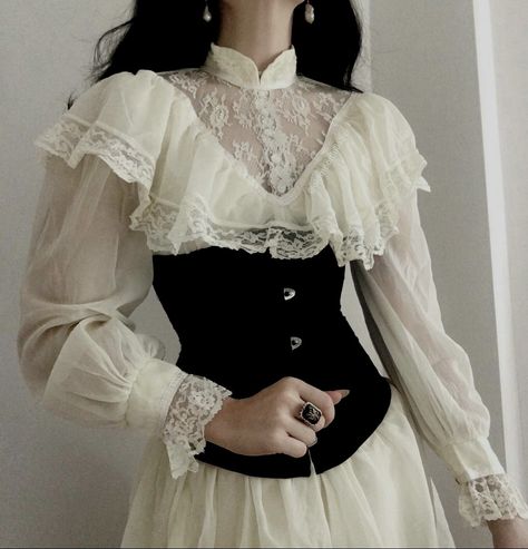 Gaun Abad Pertengahan, Old Fashion Dresses, Black Corset, Mode Inspo, Fancy Outfits, Fantasy Fashion, Art Clothes, Looks Vintage, Pretty Dresses