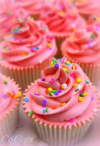 CoCo's pink cupcakes, love the color and the sprinkles of the color! Cupcakes With Sprinkles, 4 Cupcakes, Frosted Cupcakes, Pastel Cupcakes, Cake Mini, Sprinkle Cupcakes, Pink Frosting, Rainbow Cupcakes, Easy Cupcakes