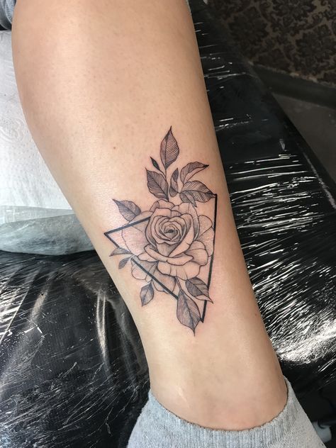 Tricep Tattoos Women, Geometric Rose Tattoo, Men Flower Tattoo, Tricep Tattoos, Ear Tattoo Ideas, Ankle Tattoos For Women, Tattoos For Women Flowers, Triangle Tattoos, Beautiful Tattoo